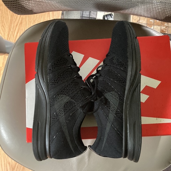 Mens BNWT Nike flyknit trainer sz 10 - triple black - Picture 3 of 5